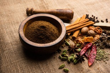 Hint garam masala tozu ve renkli baharatlar. seçici odak