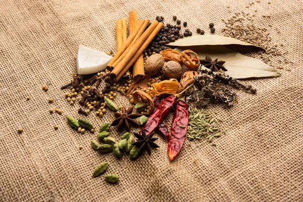 Ινδική Σκόνη Garam Masala Και Πολύχρωμα Μπαχαρικά Επιλεκτική Εστίαση — Φωτογραφία Αρχείου