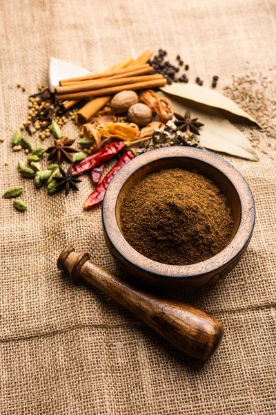Indian Garam Masala Pulver Och Färgglada Kryddor Selektivt Fokus — Stockfoto