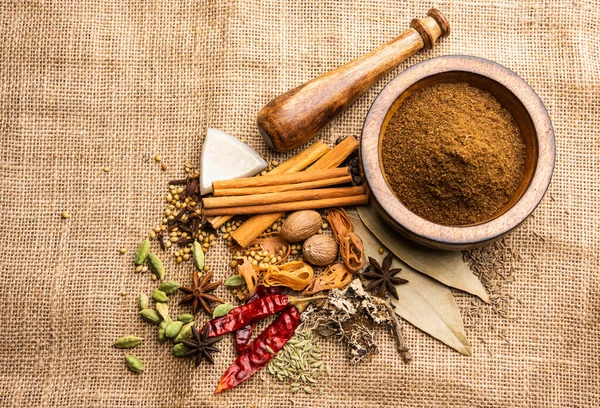 Ινδική Σκόνη Garam Masala Και Πολύχρωμα Μπαχαρικά Επιλεκτική Εστίαση — Φωτογραφία Αρχείου