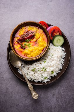 Restoran stili Dal Tadka, yahni ve baharatla sertleştirildi! Bu yemek tarifi haşlanmış pirinçle harika olur.