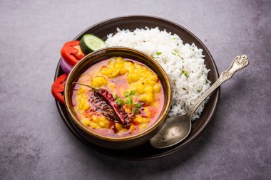 Restoran stili Dal Tadka, yahni ve baharatla sertleştirildi! Bu yemek tarifi haşlanmış pirinçle harika olur.