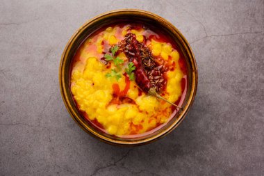 Dal tadka popüler bir Hint yemeğidir. Pişmiş baharatlı mercimek, yağ ve baharattan yapılmıştır.