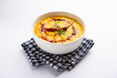 Dal tadka popüler bir Hint yemeğidir. Pişmiş baharatlı mercimek, yağ ve baharattan yapılmıştır.