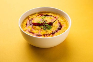 Dal tadka popüler bir Hint yemeğidir. Pişmiş baharatlı mercimek, yağ ve baharattan yapılmıştır.