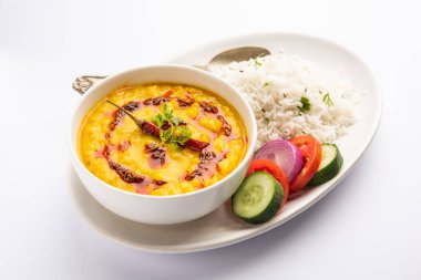 Restoran stili Dal Tadka, yahni ve baharatla sertleştirildi! Bu yemek tarifi haşlanmış pirinçle harika olur.