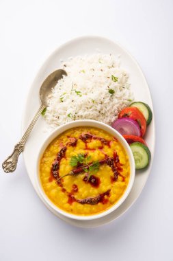 Restoran stili Dal Tadka, yahni ve baharatla sertleştirildi! Bu yemek tarifi haşlanmış pirinçle harika olur.