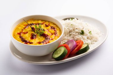 Restoran stili Dal Tadka, yahni ve baharatla sertleştirildi! Bu yemek tarifi haşlanmış pirinçle harika olur.
