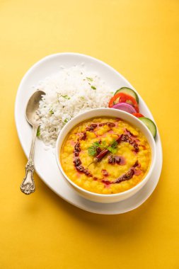 Restoran stili Dal Tadka, yahni ve baharatla sertleştirildi! Bu yemek tarifi haşlanmış pirinçle harika olur.