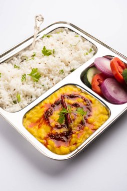 Restoran stili Dal Tadka, yahni ve baharatla sertleştirildi! Bu yemek tarifi haşlanmış pirinçle harika olur.