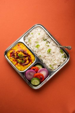 Restoran stili Dal Tadka, yahni ve baharatla sertleştirildi! Bu yemek tarifi haşlanmış pirinçle harika olur.