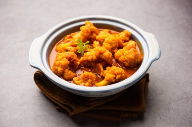 Chapati ya da Paratha ile Aloo Gobi Masala körisi