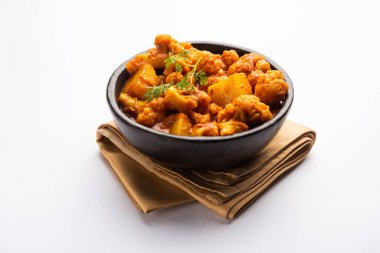 Chapati ya da Paratha ile Aloo Gobi Masala körisi