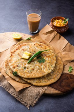 Paneer paratha tam buğday unundan yapılmış ve lezzetli, baharatlı, rendelenmiş paneer ile doldurulmuş popüler bir Kuzey Hint ekmeğidir.