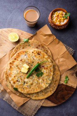 Paneer paratha tam buğday unundan yapılmış ve lezzetli, baharatlı, rendelenmiş paneer ile doldurulmuş popüler bir Kuzey Hint ekmeğidir.