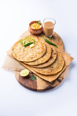 Paneer paratha tam buğday unundan yapılmış ve lezzetli, baharatlı, rendelenmiş paneer ile doldurulmuş popüler bir Kuzey Hint ekmeğidir.