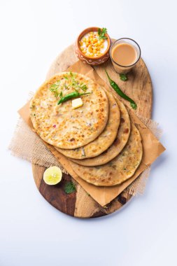 Paneer paratha tam buğday unundan yapılmış ve lezzetli, baharatlı, rendelenmiş paneer ile doldurulmuş popüler bir Kuzey Hint ekmeğidir.