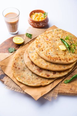 Paneer paratha tam buğday unundan yapılmış ve lezzetli, baharatlı, rendelenmiş paneer ile doldurulmuş popüler bir Kuzey Hint ekmeğidir.