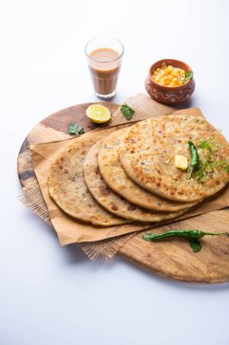 Paneer paratha tam buğday unundan yapılmış ve lezzetli, baharatlı, rendelenmiş paneer ile doldurulmuş popüler bir Kuzey Hint ekmeğidir.