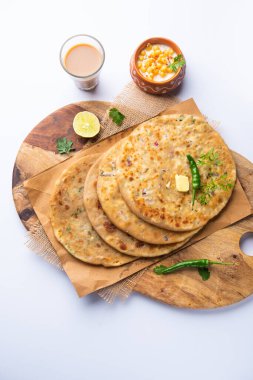 Paneer paratha tam buğday unundan yapılmış ve lezzetli, baharatlı, rendelenmiş paneer ile doldurulmuş popüler bir Kuzey Hint ekmeğidir.