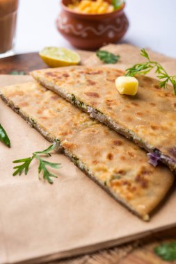 Paneer paratha tam buğday unundan yapılmış ve lezzetli, baharatlı, rendelenmiş paneer ile doldurulmuş popüler bir Kuzey Hint ekmeğidir.