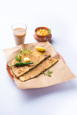 Paneer paratha tam buğday unundan yapılmış ve lezzetli, baharatlı, rendelenmiş paneer ile doldurulmuş popüler bir Kuzey Hint ekmeğidir.