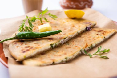 Paneer paratha tam buğday unundan yapılmış ve lezzetli, baharatlı, rendelenmiş paneer ile doldurulmuş popüler bir Kuzey Hint ekmeğidir.