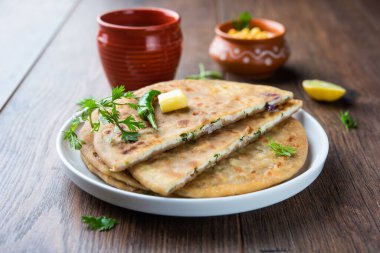 Paneer paratha tam buğday unundan yapılmış ve lezzetli, baharatlı, rendelenmiş paneer ile doldurulmuş popüler bir Kuzey Hint ekmeğidir.