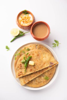 Paneer paratha tam buğday unundan yapılmış ve lezzetli, baharatlı, rendelenmiş paneer ile doldurulmuş popüler bir Kuzey Hint ekmeğidir.