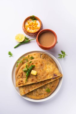 Paneer paratha tam buğday unundan yapılmış ve lezzetli, baharatlı, rendelenmiş paneer ile doldurulmuş popüler bir Kuzey Hint ekmeğidir.
