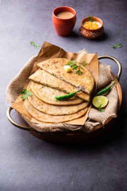 Paneer paratha tam buğday unundan yapılmış ve lezzetli, baharatlı, rendelenmiş paneer ile doldurulmuş popüler bir Kuzey Hint ekmeğidir.