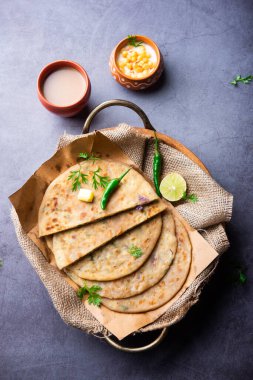 Paneer paratha tam buğday unundan yapılmış ve lezzetli, baharatlı, rendelenmiş paneer ile doldurulmuş popüler bir Kuzey Hint ekmeğidir.