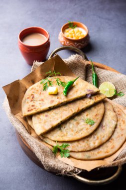 Paneer paratha tam buğday unundan yapılmış ve lezzetli, baharatlı, rendelenmiş paneer ile doldurulmuş popüler bir Kuzey Hint ekmeğidir.