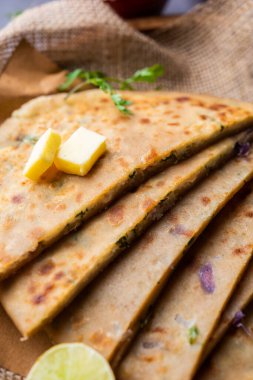 Paneer paratha tam buğday unundan yapılmış ve lezzetli, baharatlı, rendelenmiş paneer ile doldurulmuş popüler bir Kuzey Hint ekmeğidir.