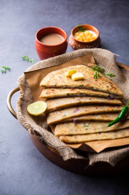 Paneer paratha tam buğday unundan yapılmış ve lezzetli, baharatlı, rendelenmiş paneer ile doldurulmuş popüler bir Kuzey Hint ekmeğidir.