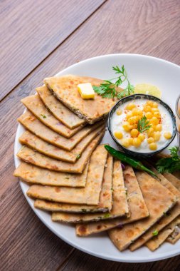 Paneer paratha tam buğday unundan yapılmış ve lezzetli, baharatlı, rendelenmiş paneer ile doldurulmuş popüler bir Kuzey Hint ekmeğidir.