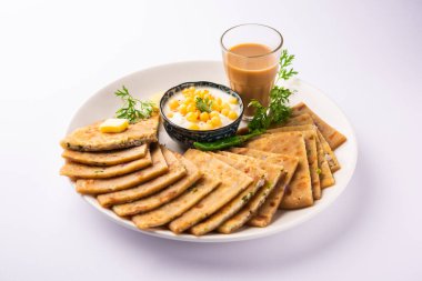 Paneer paratha tam buğday unundan yapılmış ve lezzetli, baharatlı, rendelenmiş paneer ile doldurulmuş popüler bir Kuzey Hint ekmeğidir.