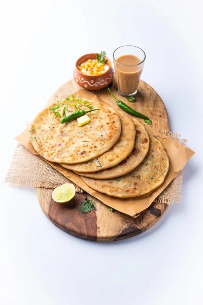 Paneer paratha tam buğday unundan yapılmış ve lezzetli, baharatlı, rendelenmiş paneer ile doldurulmuş popüler bir Kuzey Hint ekmeğidir.