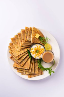 Paneer paratha tam buğday unundan yapılmış ve lezzetli, baharatlı, rendelenmiş paneer ile doldurulmuş popüler bir Kuzey Hint ekmeğidir.