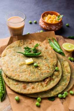 Yeşil Bezelye Paratha veya yassı ekmek veya kaymak ve sıcak çay ile matar parathas