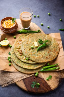 Yeşil Bezelye Paratha veya yassı ekmek veya kaymak ve sıcak çay ile matar parathas