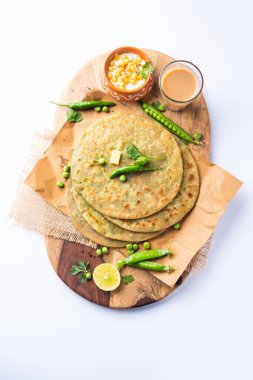 Yeşil Bezelye Paratha veya yassı ekmek veya kaymak ve sıcak çay ile matar parathas