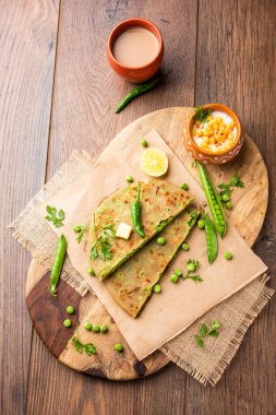 Yeşil Bezelye Paratha veya yassı ekmek veya kaymak ve sıcak çay ile matar parathas