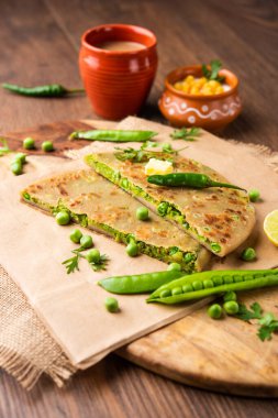 Yeşil Bezelye Paratha veya yassı ekmek veya kaymak ve sıcak çay ile matar parathas