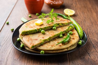 Yeşil Bezelye Paratha veya yassı ekmek veya kaymak ve sıcak çay ile matar parathas