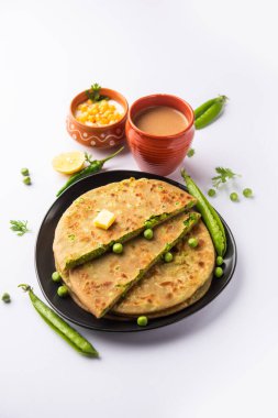 Yeşil Bezelye Paratha veya yassı ekmek veya kaymak ve sıcak çay ile matar parathas