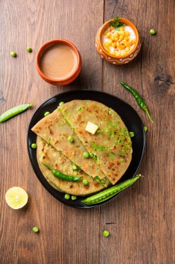 Yeşil Bezelye Paratha veya yassı ekmek veya kaymak ve sıcak çay ile matar parathas