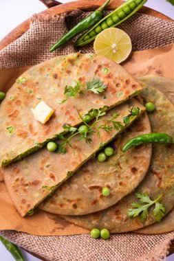 Yeşil Bezelye Paratha veya yassı ekmek veya kaymak ve sıcak çay ile matar parathas