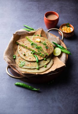 Yeşil Bezelye Paratha veya yassı ekmek veya kaymak ve sıcak çay ile matar parathas