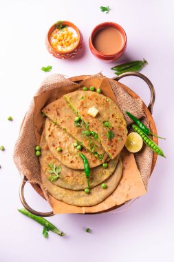 Yeşil Bezelye Paratha veya yassı ekmek veya kaymak ve sıcak çay ile matar parathas